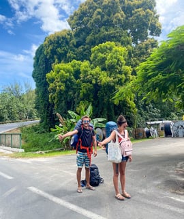 Laurent et Eva qui font du stop pour se déplacer à Moorea