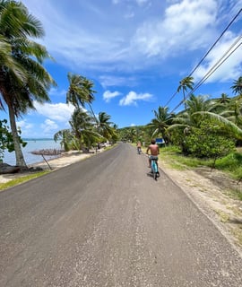 Manon et Laurent en vélo pour se déplacer sur l'île de Bora
