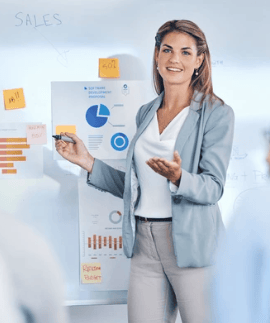 mulher dando treinamento sobre vendas consultivas no mercado B2B