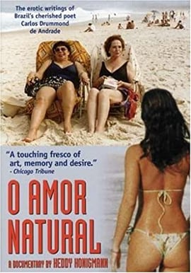 Deux femmes d'une cinquantaine d'années sont assises sur des chaises longues sur la plage.
