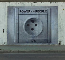 Prise électrique géante sur un mur dans la rue street art