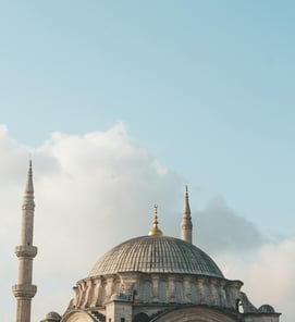 mosquée style ottoman ciel bleu rempli de lumière annour