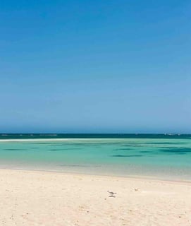 Beautiful white sand beach with turquoise water at Turquoise Bay, near Exmouth, Western Australia.