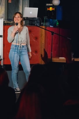 Britta Kah auf der Bühne, Slam Poetin und Moderatorin