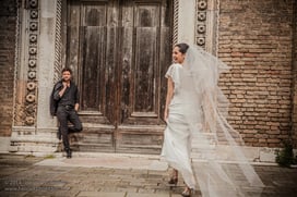 une mariée qui coure vers la porte de l'église fermé