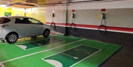 Instalación y mantenimiento de puntos de recarga para vehículos en centro comercial, reformas total