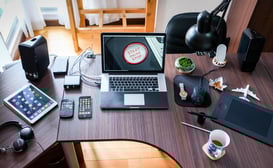 Mesa com tablet, celulares, Kindle, café e objetos de casa, Only Goods Pro 2025
