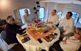 Groupe d’adultes partageant un moment convivial autour d’un jeu d’ambiance lors d’un team-building
