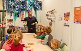 Animation ludique avec des enfants guidés par un animateur autour de jeux