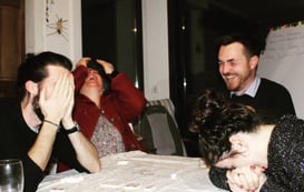 Soirée jeux entre amis, pleine de rires et de complicité, animée dans un cadre chaleureux.