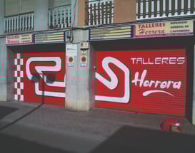 graffiti en cierre metálico de supermercado publicidad pintura  decorativa