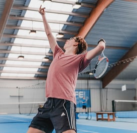 Photo d'un homme jouant au tennis
