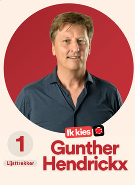 Gunther Hendrickx, lijsttrekker, plaats 1. Een man in een blauw hemd op een rode achtergrond.