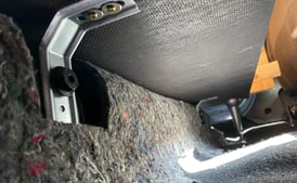 Bodenplatte mit der Karosserie im Dacia Dokker DIY Mini Camper verschrauben