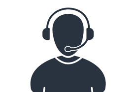 Atención al cliente: agente inmobiliario con auriculares y micrófono atendiendo 