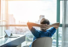 Propietario tranquilo y con confianza porque la gestión de su propiedad está segura 