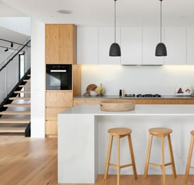 cuisine ouverte américaine lumineuse tabourets hauts