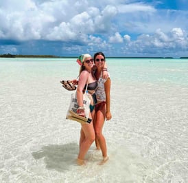 Photo of Eva and Manon in the lagoon of Tetiaroa, French Polynesia.