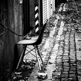 A plastic chair facing a wall in Thistle Street Lane, Edinburgh