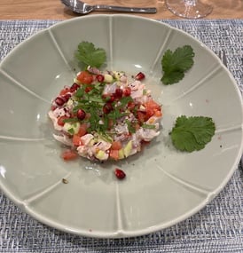 Préparation de ceviche de dorade dans l'atelier de cuisine du moment