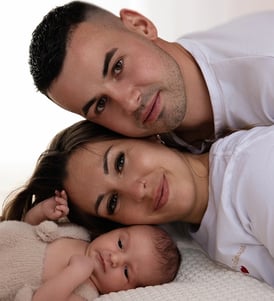 photo des 3 têtes une sur l'autre, bébé, maman, papa