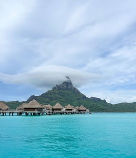 Hôtel sur pilotis à Bora avec vue sur le Mont Otemanu