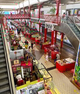 Marché locale à Tahiti avec des étals colorés proposant des produits frais, des fruits exotiques et de 
