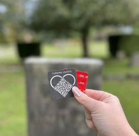 prisiminimų medalionas lentelė su qr kodu apie artimą žmogų išėjusį anapilin