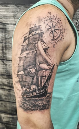 tatuagem realista barco