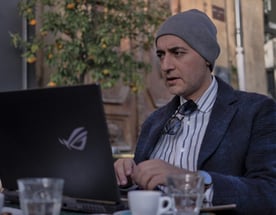Image d'Aziz, devant son ordinateur qui fait du développement mobile sur Android Studio