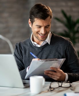 homem feliz e tranquilo vendo as parcelas do consórcio
