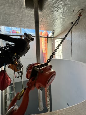 Travaux sur corde à La Teste-de-Buch : démontage de structure avec palan dans station d’épuration