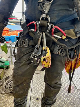 Cordiste équipé avec harnais sale après chantier sur corde