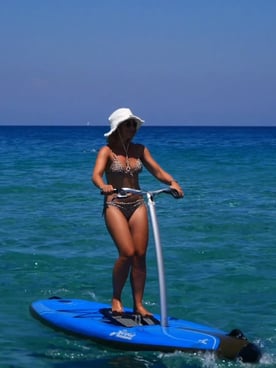 Une jeune femme fait du step-paddle à Lozari