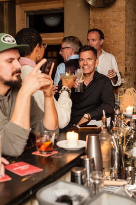 Ein Gast trinkt einen Gin Tonic im Ratzeputz.