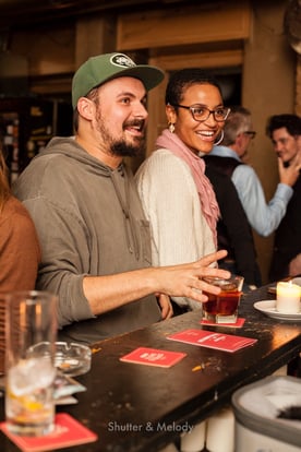 Lachende Barbesucher in der Bar Ratzeputz in Berlin.