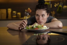 femme essayant de manger sainement mais triste