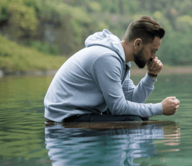 Un homme en introspection dans un paysage apaisant