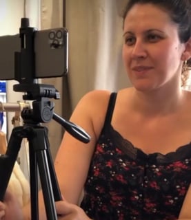 Portrait vidéaste léa olivier en tournage smartphone