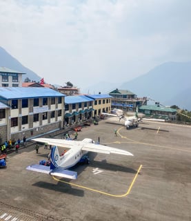 Avion prêt à décoller sur la piste d'aéroport de Lukla au Népal.