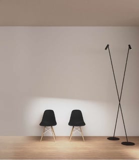 CRONEK Alba: Lámparas de pie delgadas con luz indirecta, iluminando sillas modernas