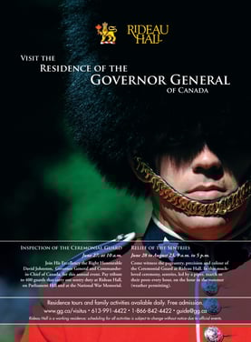 un homme en uniforme rouge avec un grand chapeau noir et un manteau rouge