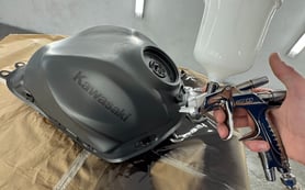 polakierowany kask