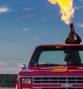 Lance-flamme dans un Pick-up rouge Chevrolet C10 dans un champ