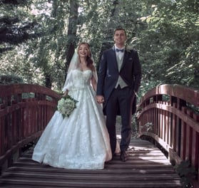 couple, main dans la main sur un pont, mariage