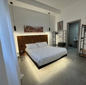 letto sospeso con led in una stanza elegante con quadri di design