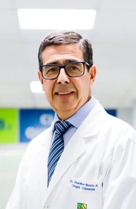 Doctor en un hospital con una bata blanca sonriendo