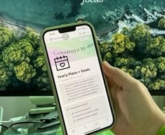 celular frente a un monitor enseñando una plantilla de notion de propósitos y metas