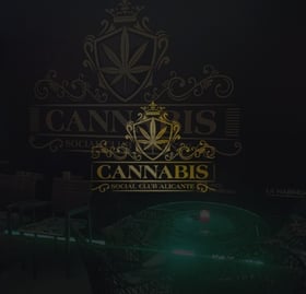  Logotipo dorado de CSC Alicante Cannabis Club sobre fondo oscuro