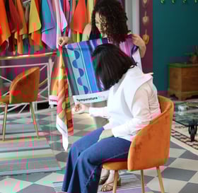 Consultora de imagem e cliente fazendo o teste de coloração pessoal